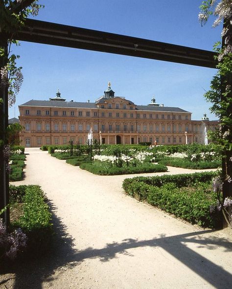 Residenzschloss Rastatt, Blick in den Garten und auf das Schloss